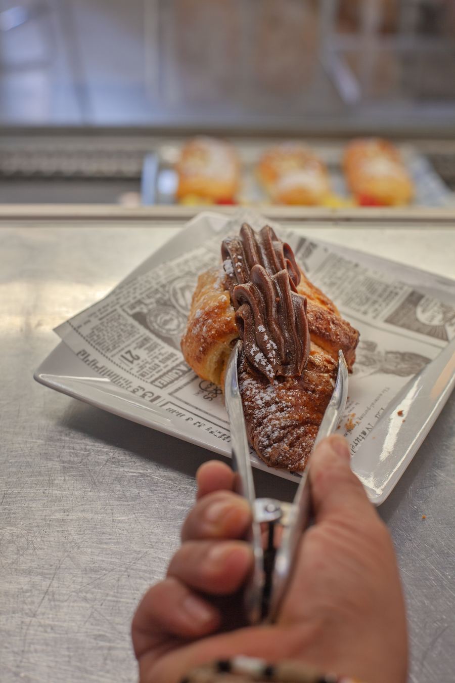 Factura argentina recién horneada, rellena de dulce de leche